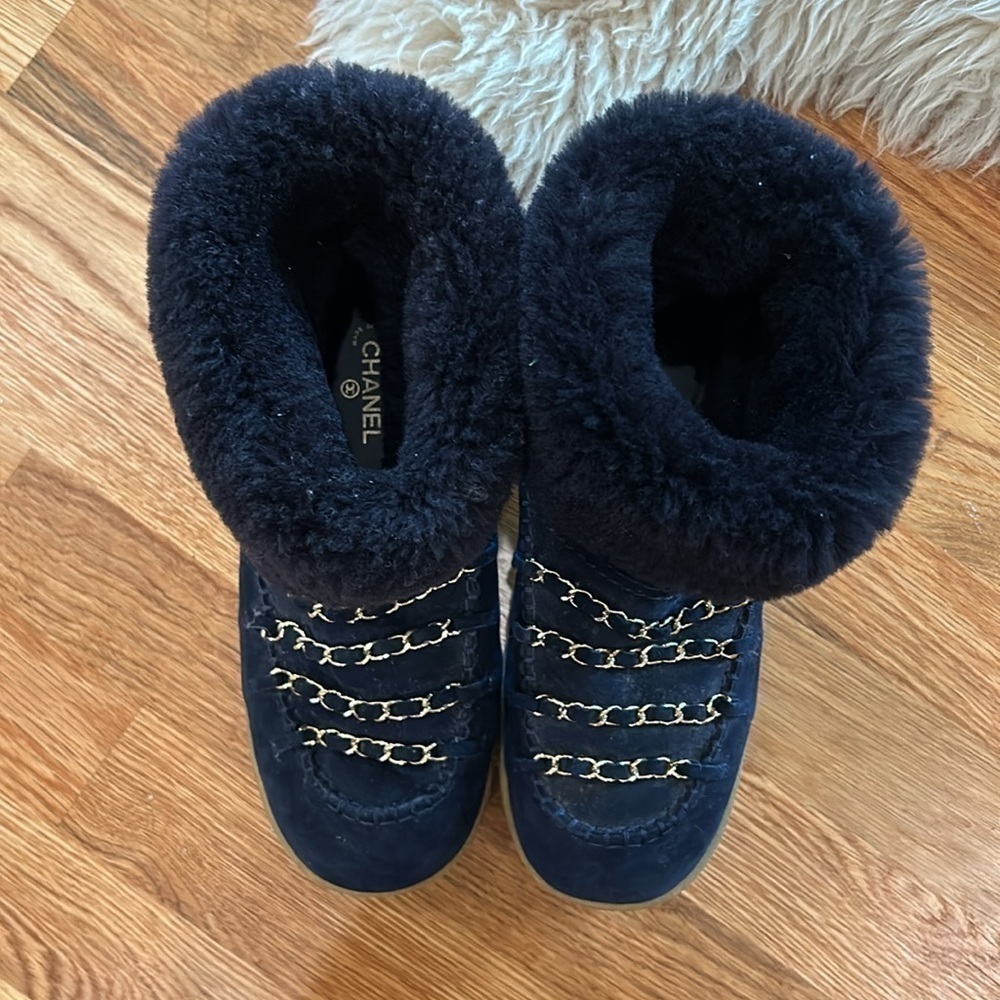 Chanel suede and Shearling snow boots navy blue gold chain upper size 37 - Picture 2 of 11